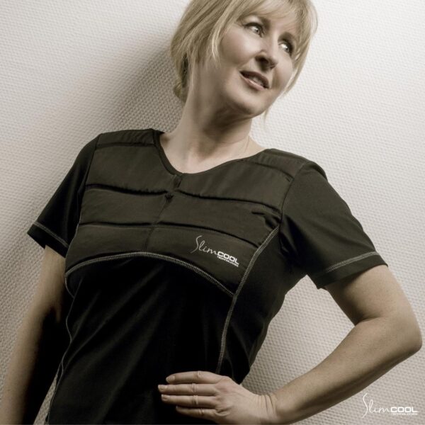 Attraktive Frau trägt SlimCOOL T-Shirt in Farbe schwarz